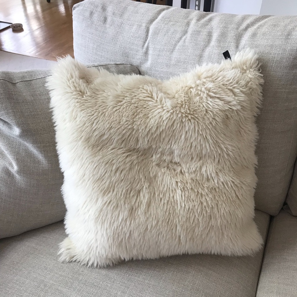 Cream faux fur throw pillow. EUC